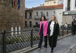 El encuentro de María Guardiola e Isabel Díaz Ayuso en Mérida, en imágenes
