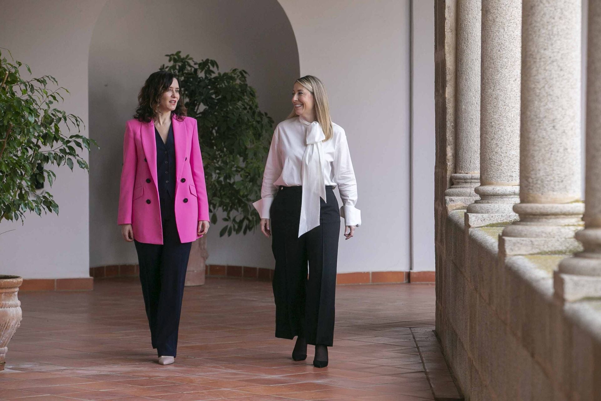 El encuentro de María Guardiola e Isabel Díaz Ayuso en Mérida, en imágenes