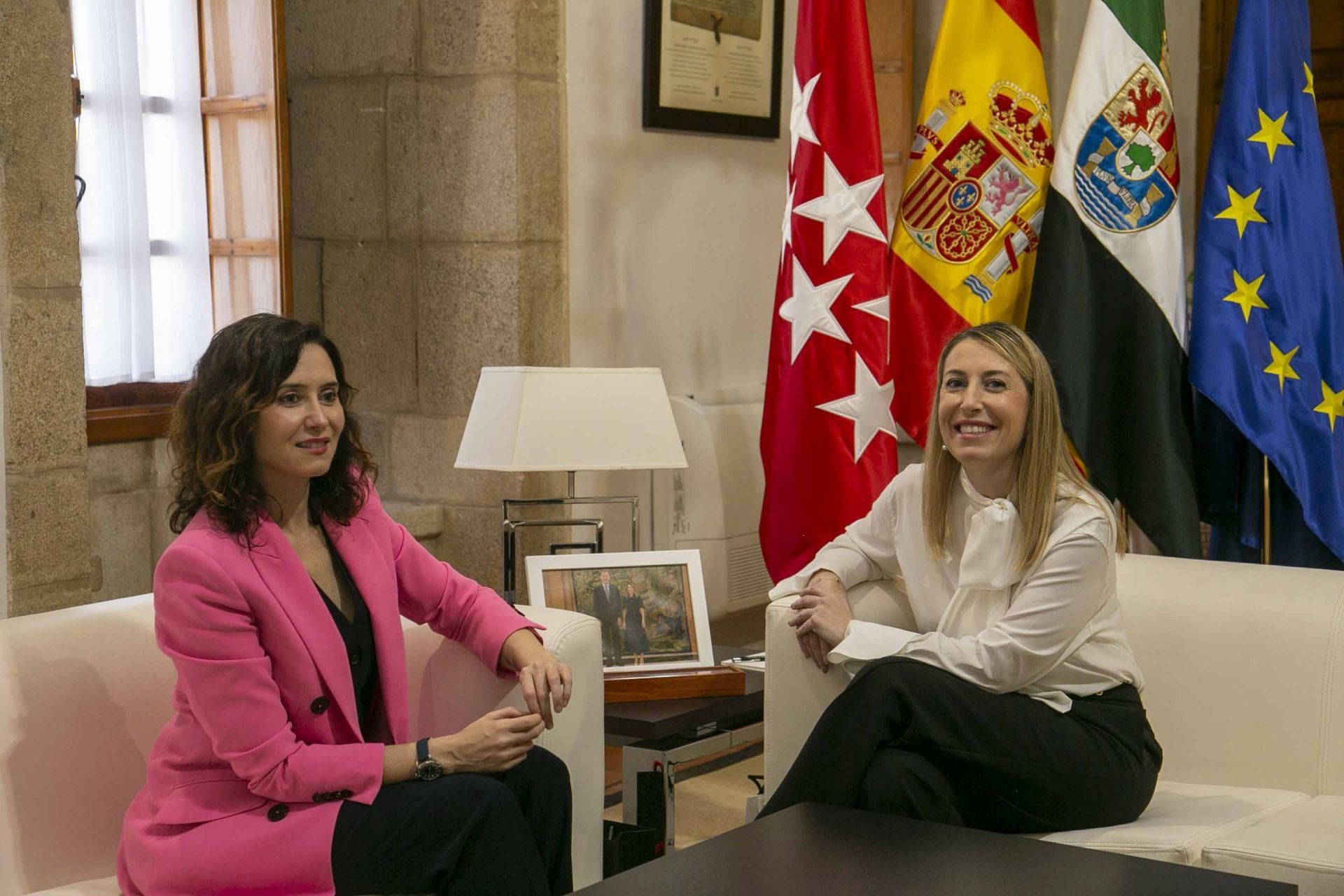 El encuentro de María Guardiola e Isabel Díaz Ayuso en Mérida, en imágenes