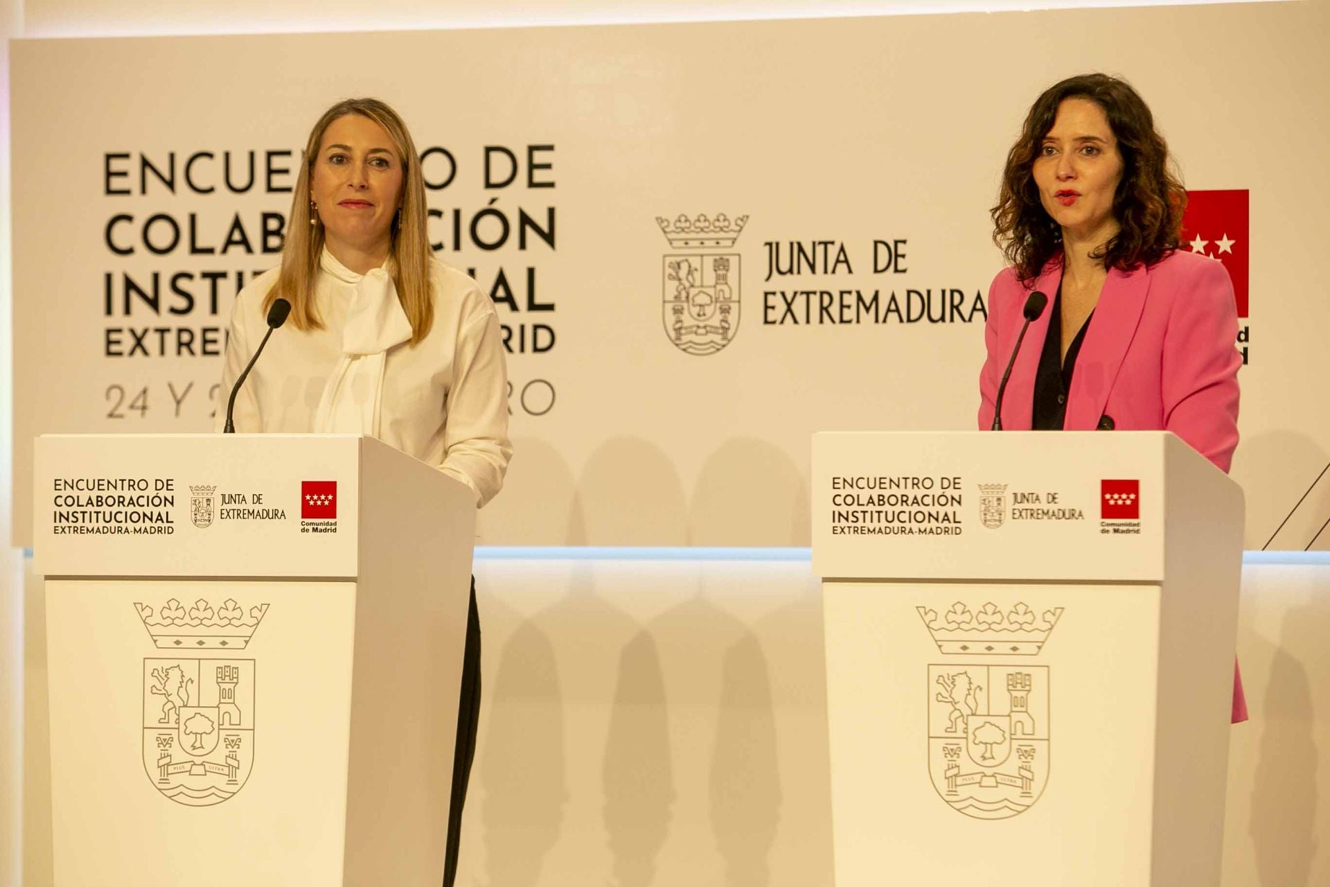 El encuentro de María Guardiola e Isabel Díaz Ayuso en Mérida, en imágenes