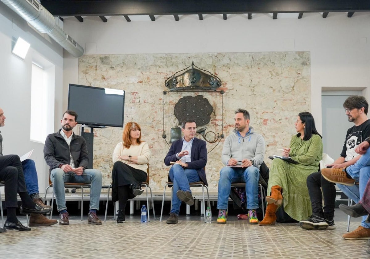 Gallardo (en el centro), reunido con alcaldes de la zona de Almaraz, este lunes.