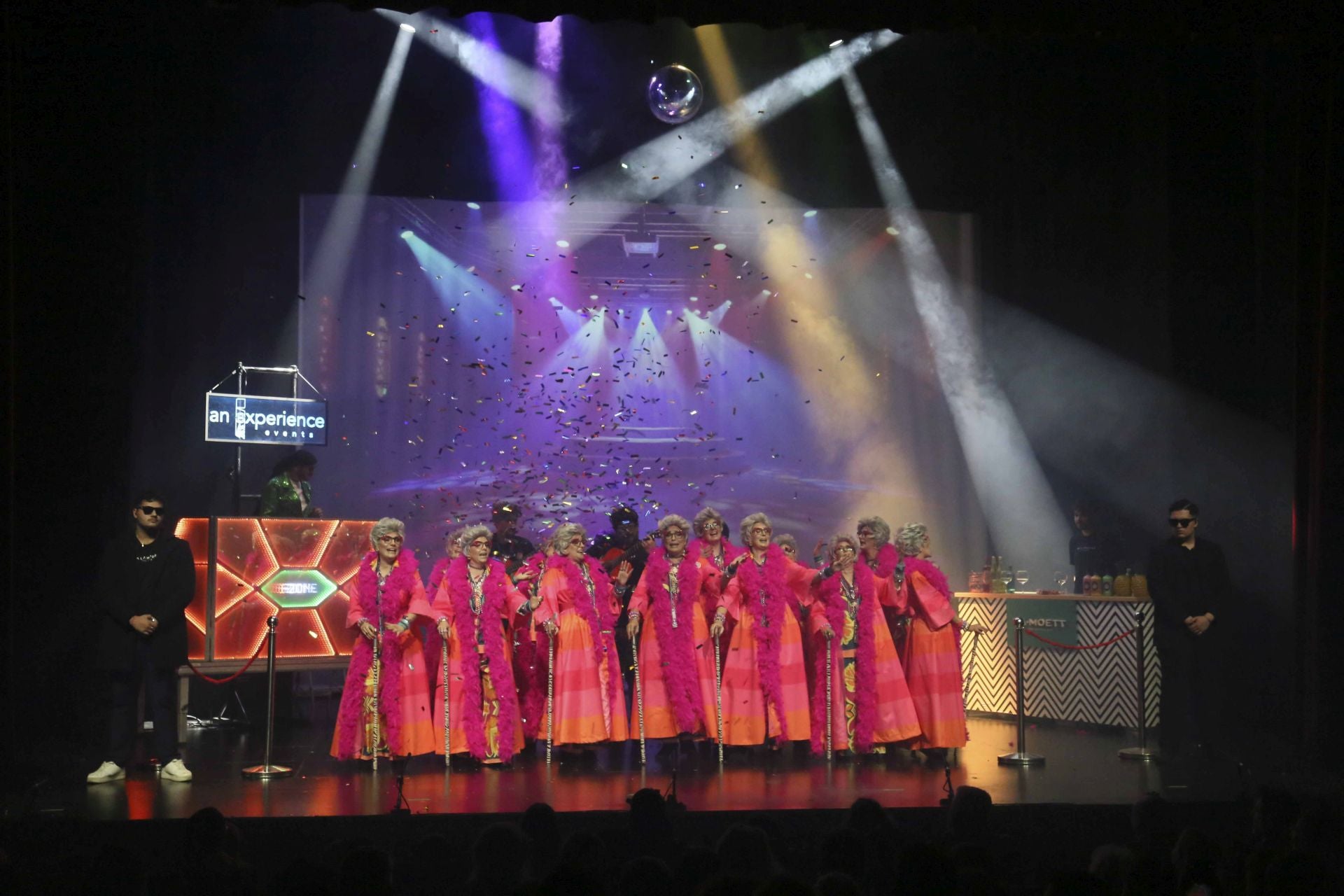 Actuación de la chirigota Las Justinas en la segunda semifinal del Concurso de Agrupaciones del Carnaval Romano 2025. 