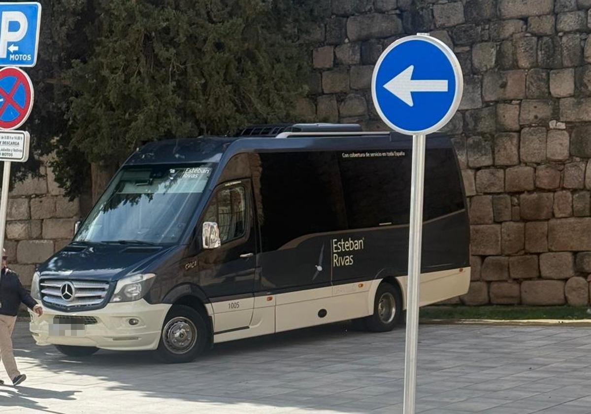 El minibús que HA trasladado a Ayuso y sus consejeros desde Madrid hasta Mérida subido en la acera en la calle Graciano.