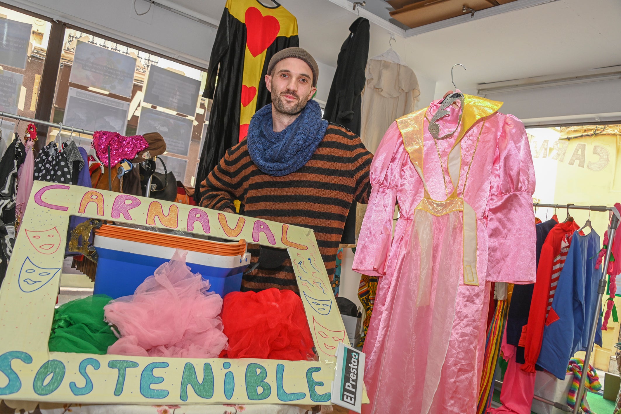 Víctor Valdés, uno de los técnicos de la fundación Atabal con los trajes de El Prestao.