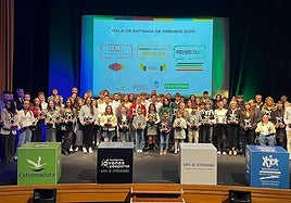 Foto de familia de premiados y autoridades.