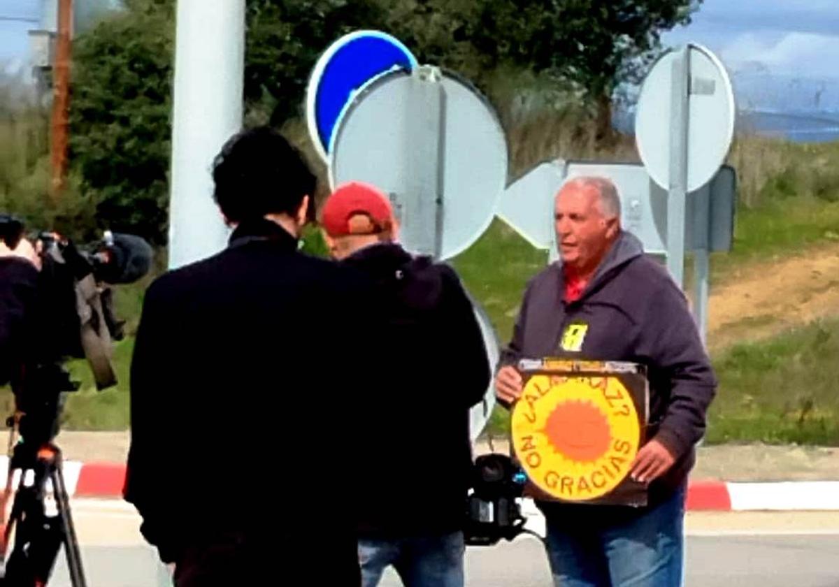 El activista protestando este martes.