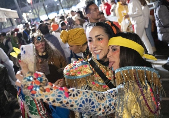 Ambiente en la calle durante el Carnaval de Badajoz durante 2024.