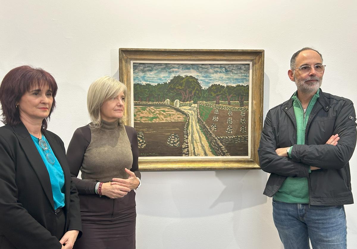 Catalina Pulido, Victoria Bazaga y Francisco Palomino, junto a la obra de Ortega y Muñoz.