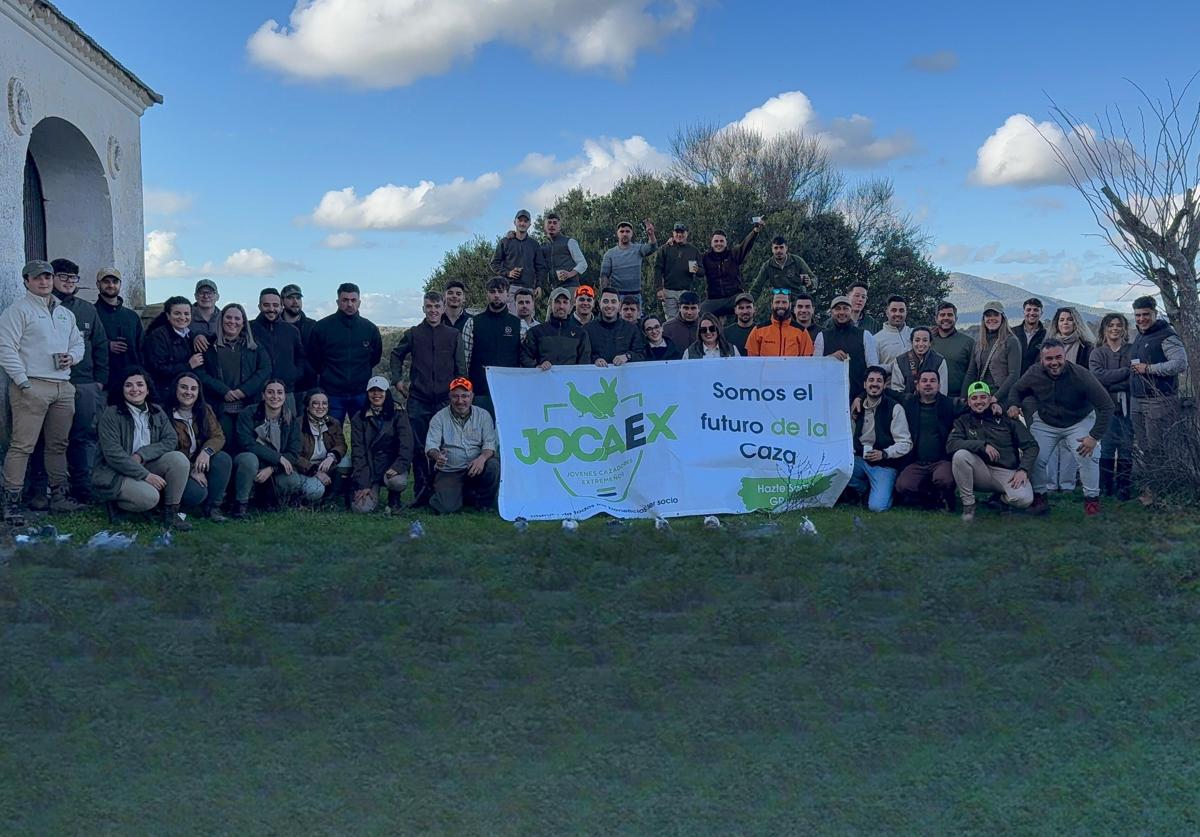 Foto de familia de los jóvenes participantes este fin de semana en la VII Tirada de Jocaex.