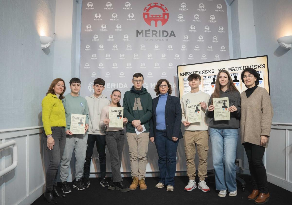 Los alumnos de cuarto de ESO del Emerita, con sus profesoras y la concejala Susana Fajardo.