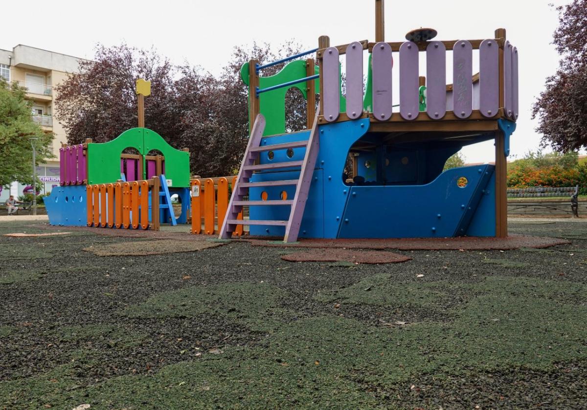 Parque frente a la estación de autobuses, donde hay un barco que retirarán porque se meten a dormir.