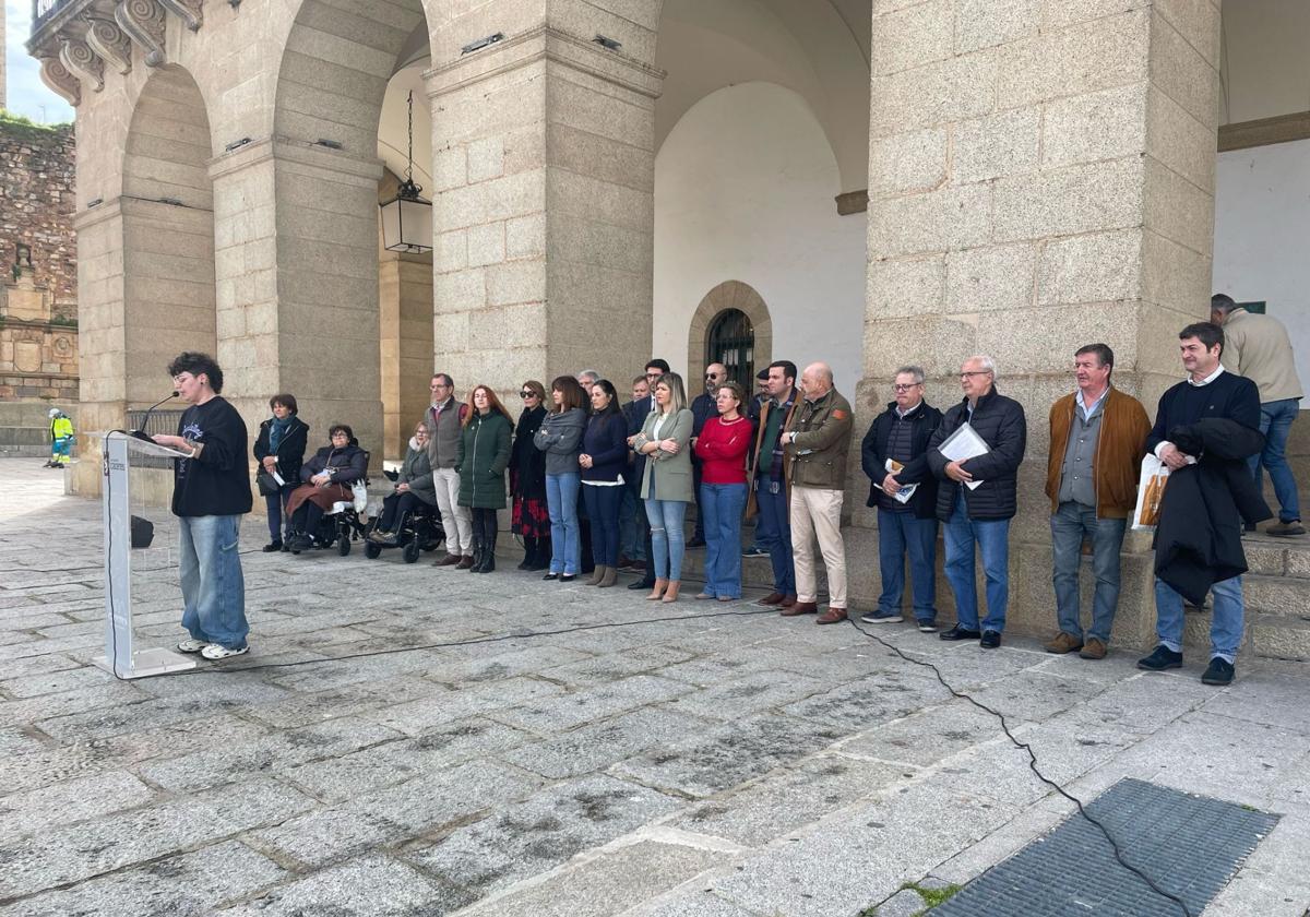 Cáceres guarda un minuto de silencio contra la violencia de género