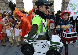 Chico disfrazado de Guarida Civil en el desfile infantil de los Carnavales de 2028 en Segovia