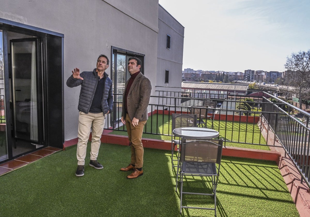 José Luis Iniesta, propietario del hotel, y Cayetano Valero, arquitecto, en una de las terrazas de las nuevas habitaciones.