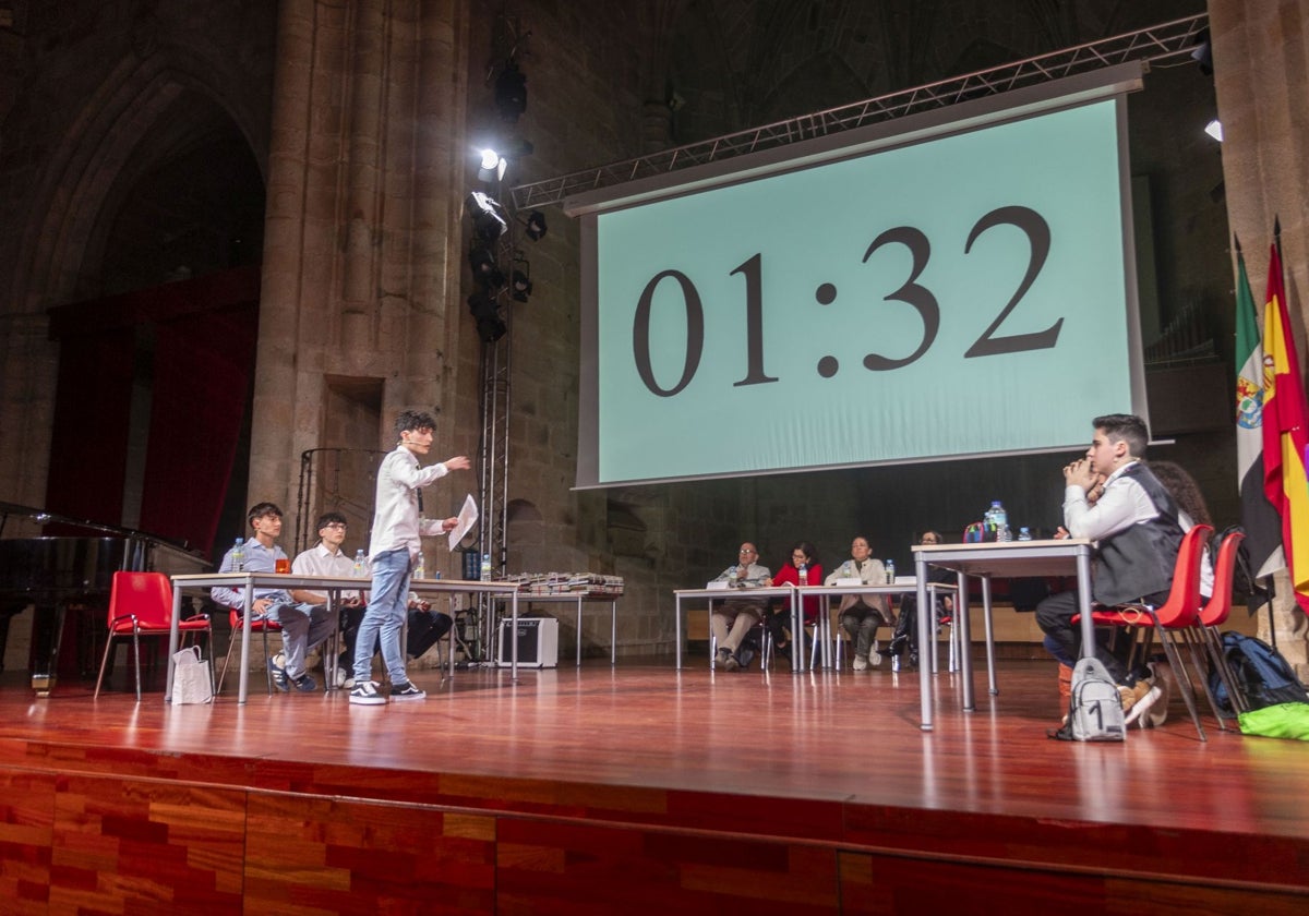 Alumnos del IES Laboral y del Hernández Pacheco durante el torneo de debate ayer en el San Francisco.