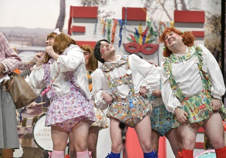 Actuación de Los Mirinda en la última noche de semifinales del Concurso de Murgas del Carnaval de Badajoz 2025.