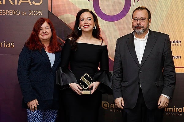 Sara García Espada recibió el premio de manos de Celia Gómez González y César Hernández García.