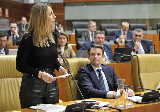 La presidenta María Guardiola durante el pleno de este jueves.