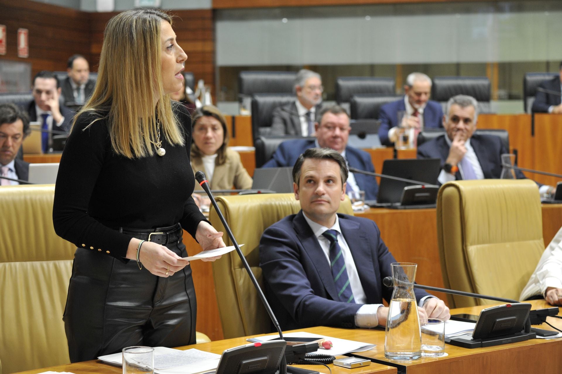 La presidenta María Guardiola durante el pleno de este jueves.