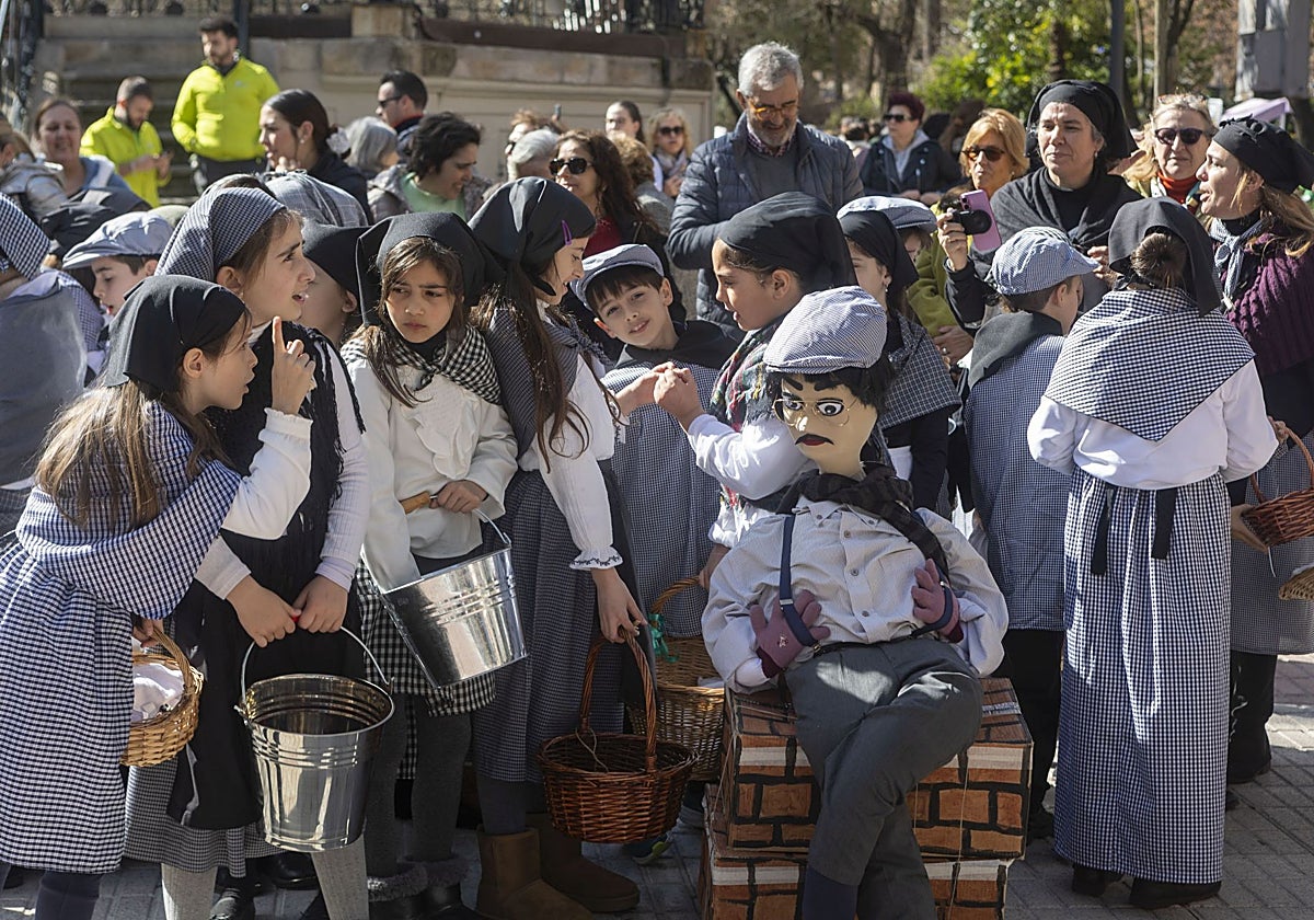 El colegio Sagrado Corazón de Cáceres celebró este jueves su propio desfile de Carnaval y no faltaron las lavanderas.