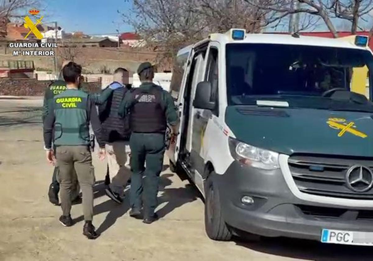 La Guardia Civil, durante el arresto del vecino de Peñalsordo acusado de corrupción de menores.