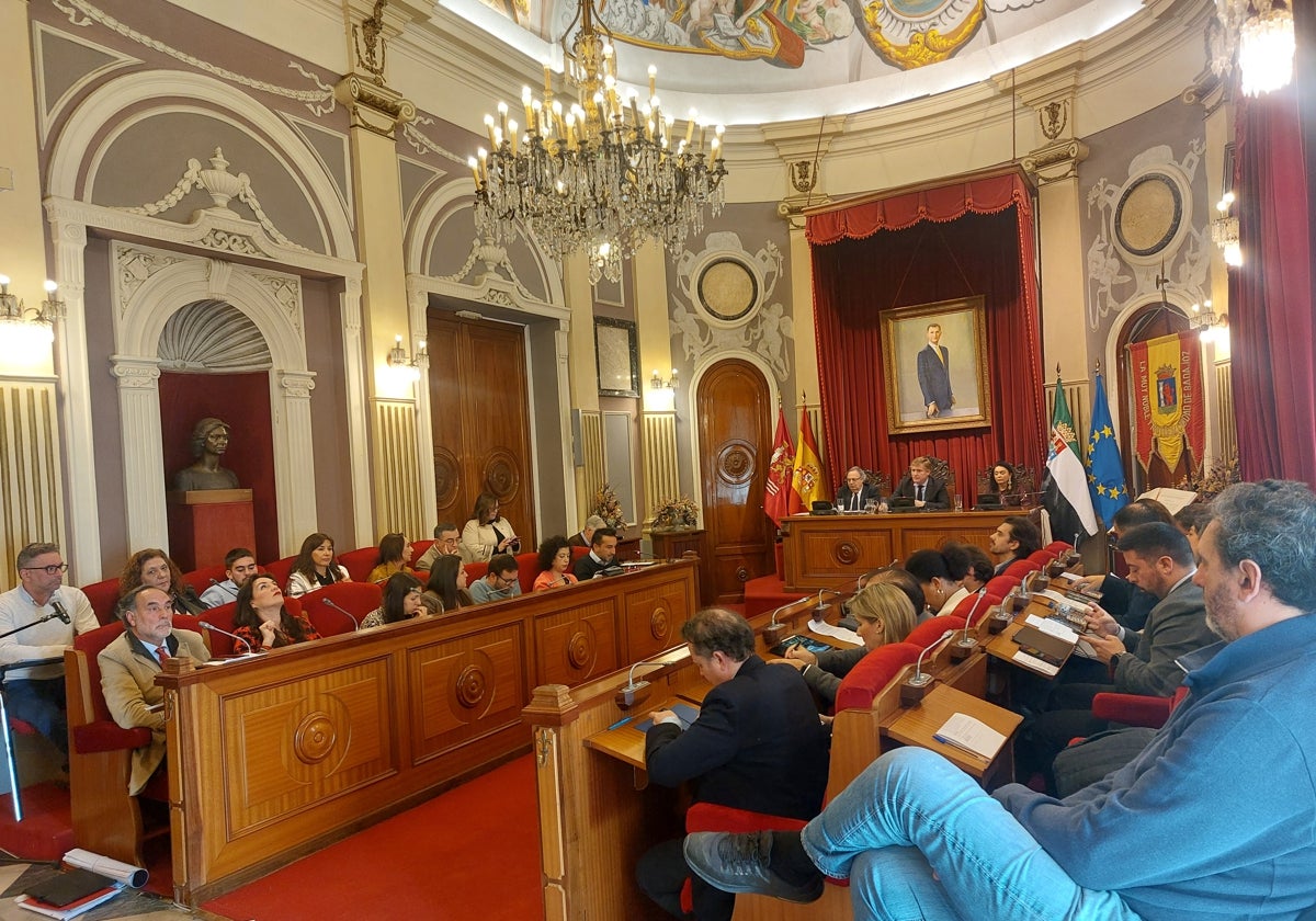 Concejales en el pleno del Ayuntamiento de Badajoz este jueves.