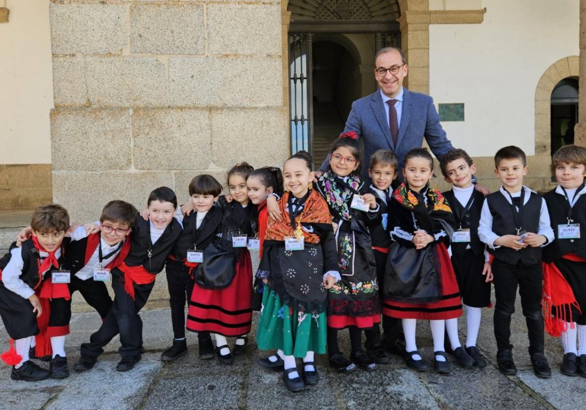 El alcalde con los niños del colegio Diocesano.