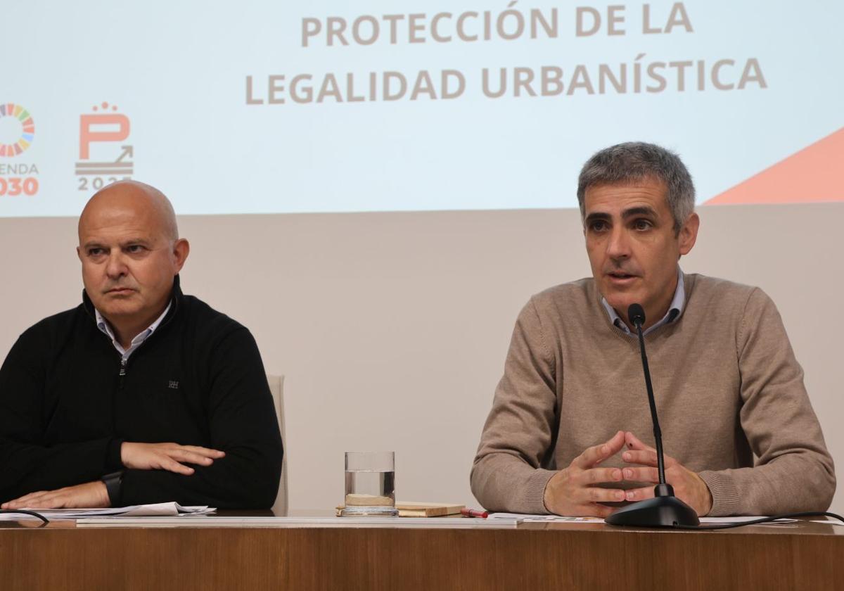 Miguel Ángel Campos, gerente del organismo autónomo Restaura y Abel González, diputado de Infraestructuras, Movilidad y Ordenación del Territorio.