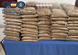Un centenar de bolsas llenas de picadura de tabaco que la Policía Nacional interceptó.