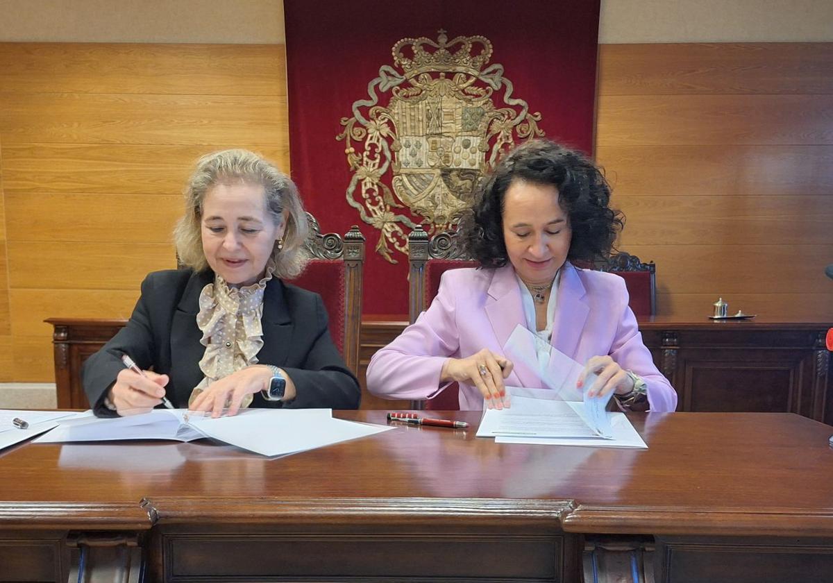 Mercedes Vaquera, consejera de Educación, y María Félix Tena Aragón, presidenta del TSJEx, durante la firma del convenio de colaboración.