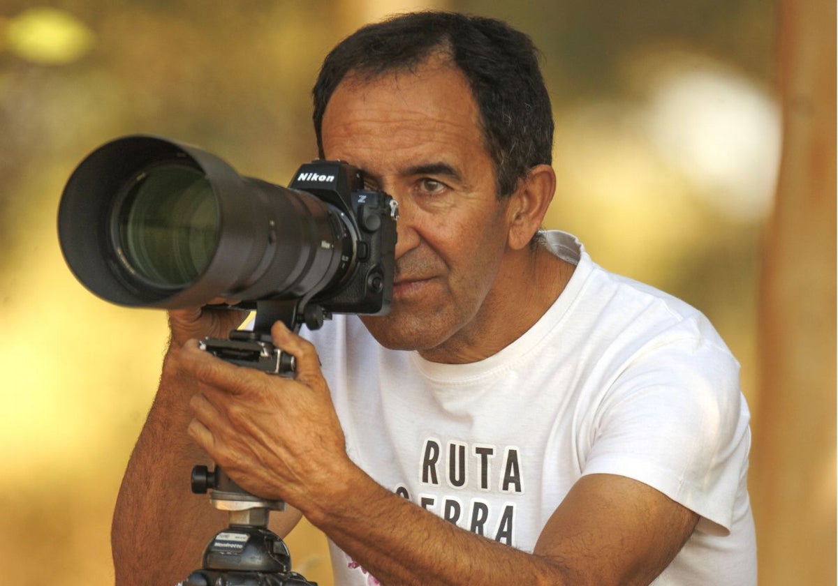 Joaquín Figueredo en el pantano de Piedra Aguda, cerca de su casa, en pleno aguardo.