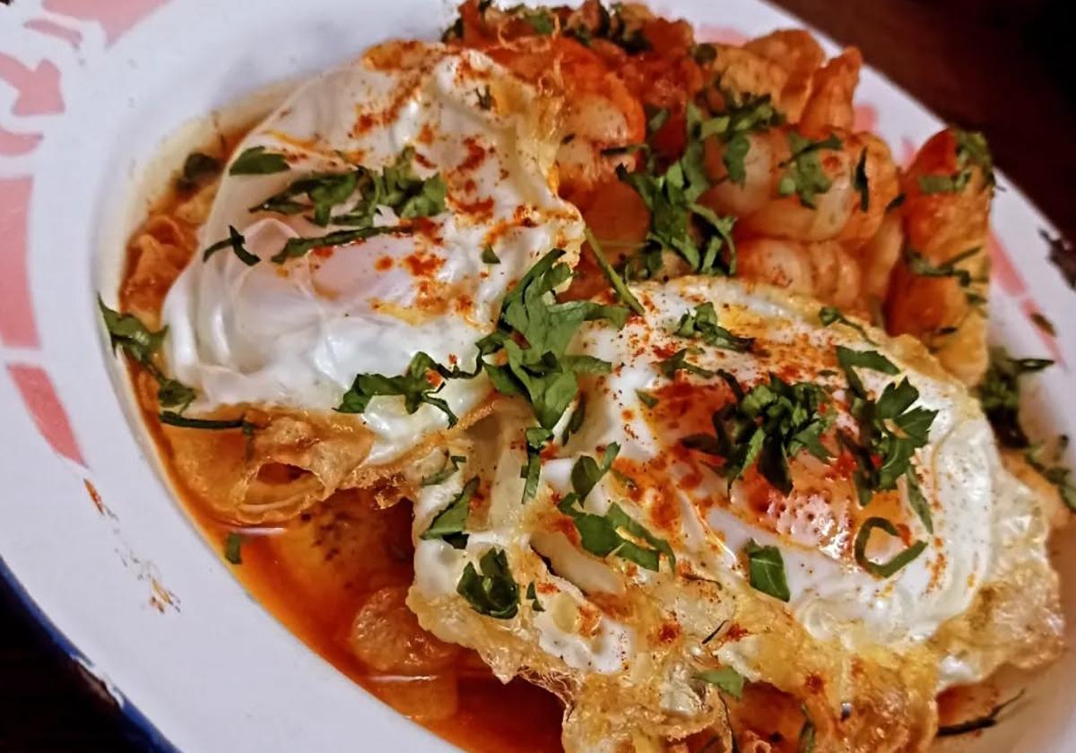 Gambones al ajillo y huevos fritos