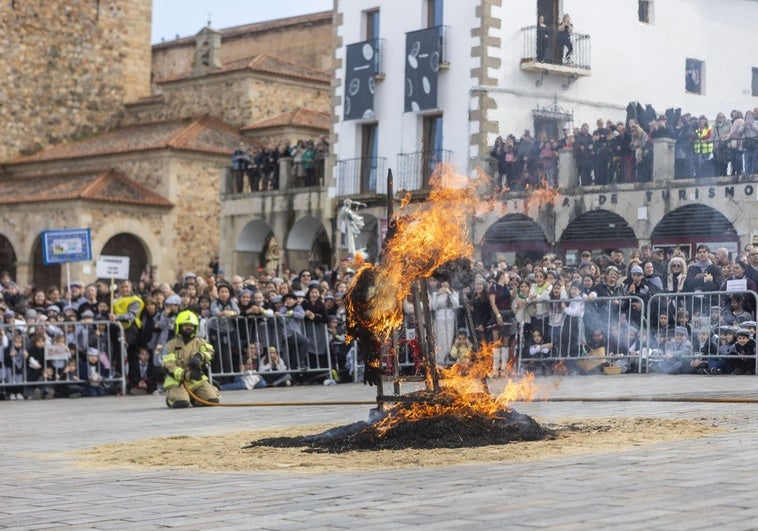 La quema del pelele atrajo hasta la Plaza Mayor a más de 1.500 personas.