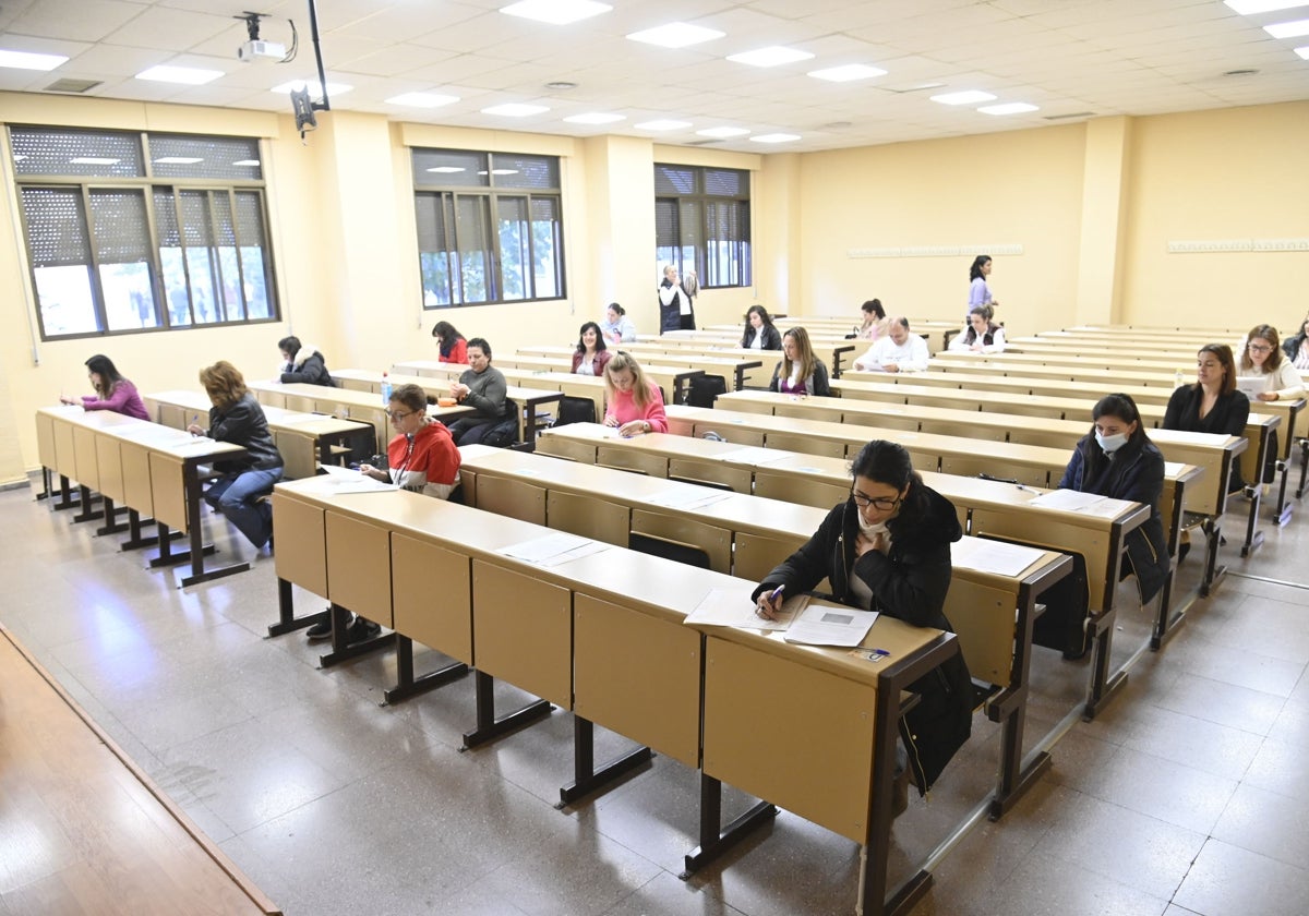 Aspirantes a una plaza del SES en un examen de oposición en la región.