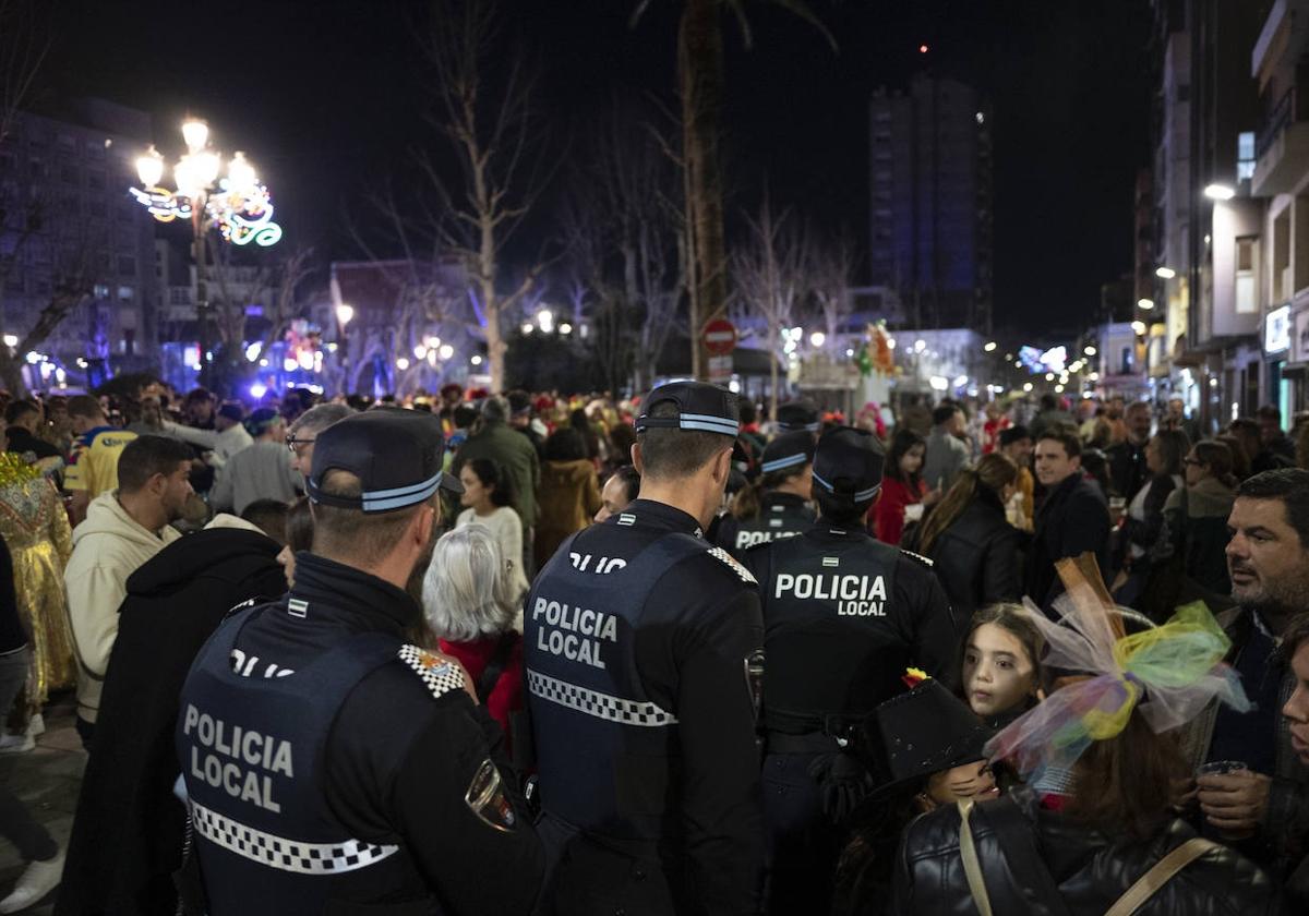 Agentes de la Policía Local de Badajoz durante la celebración del Carnaval de Badajoz 2024.