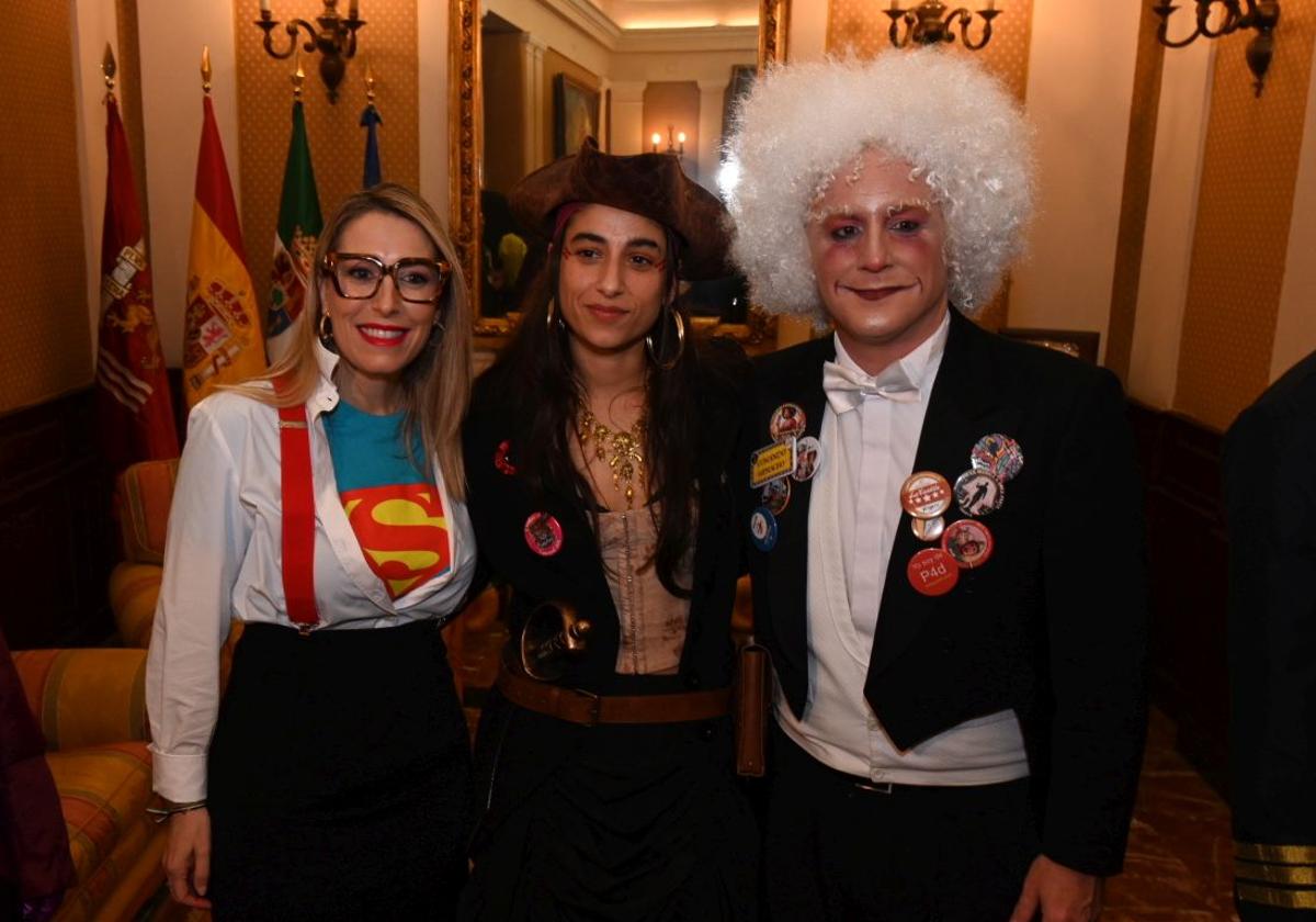 María Guardiola, Carolina Yuste e Ignacio Gragera instantes antes del pregón del Carnaval de Badajoz 2025.