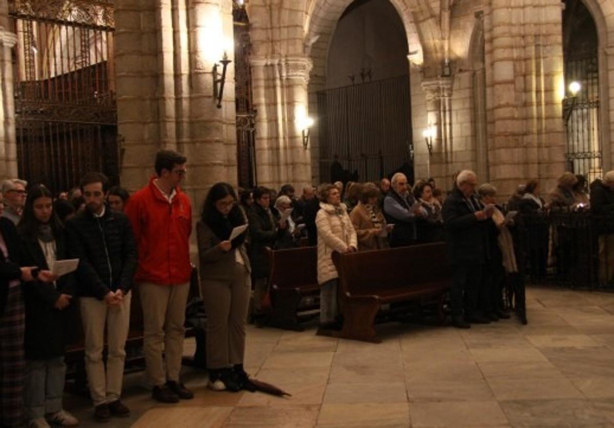 Feligreses reunidos anoche en la Catedral de Badajoz para rezar por la salud del Papa.