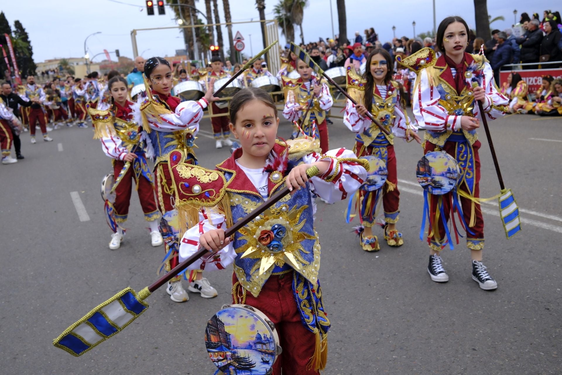 El desfile de comparsas de este sábado en el Carnaval de Badajoz 2025, en imágenes