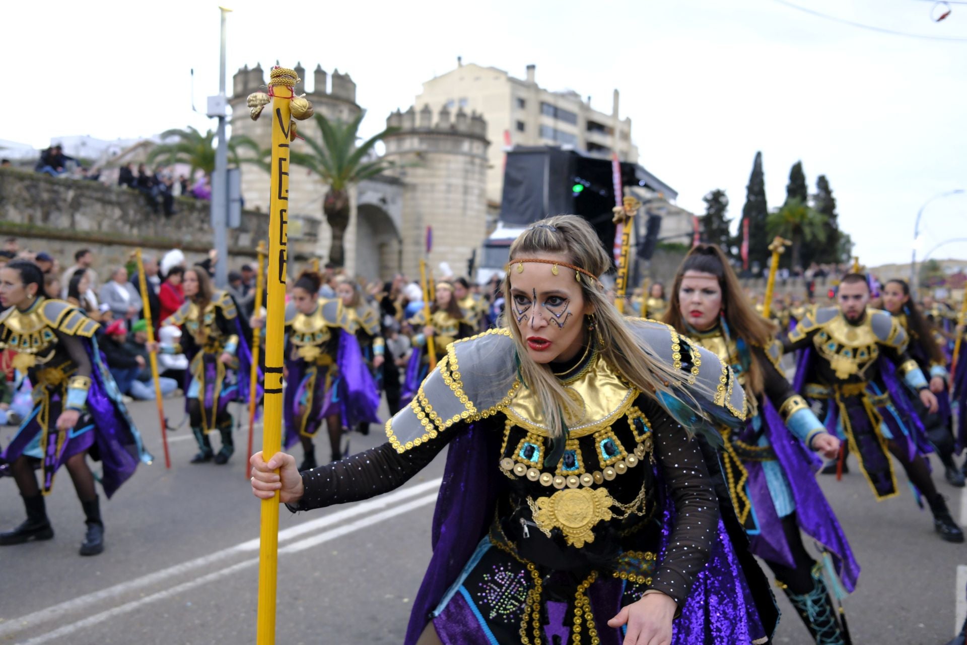 El desfile de comparsas de este sábado en el Carnaval de Badajoz 2025, en imágenes