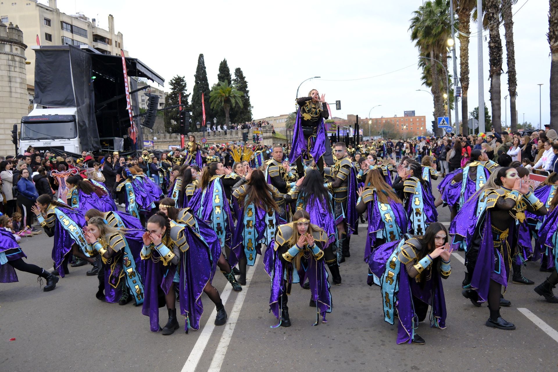 El desfile de comparsas de este sábado en el Carnaval de Badajoz 2025, en imágenes