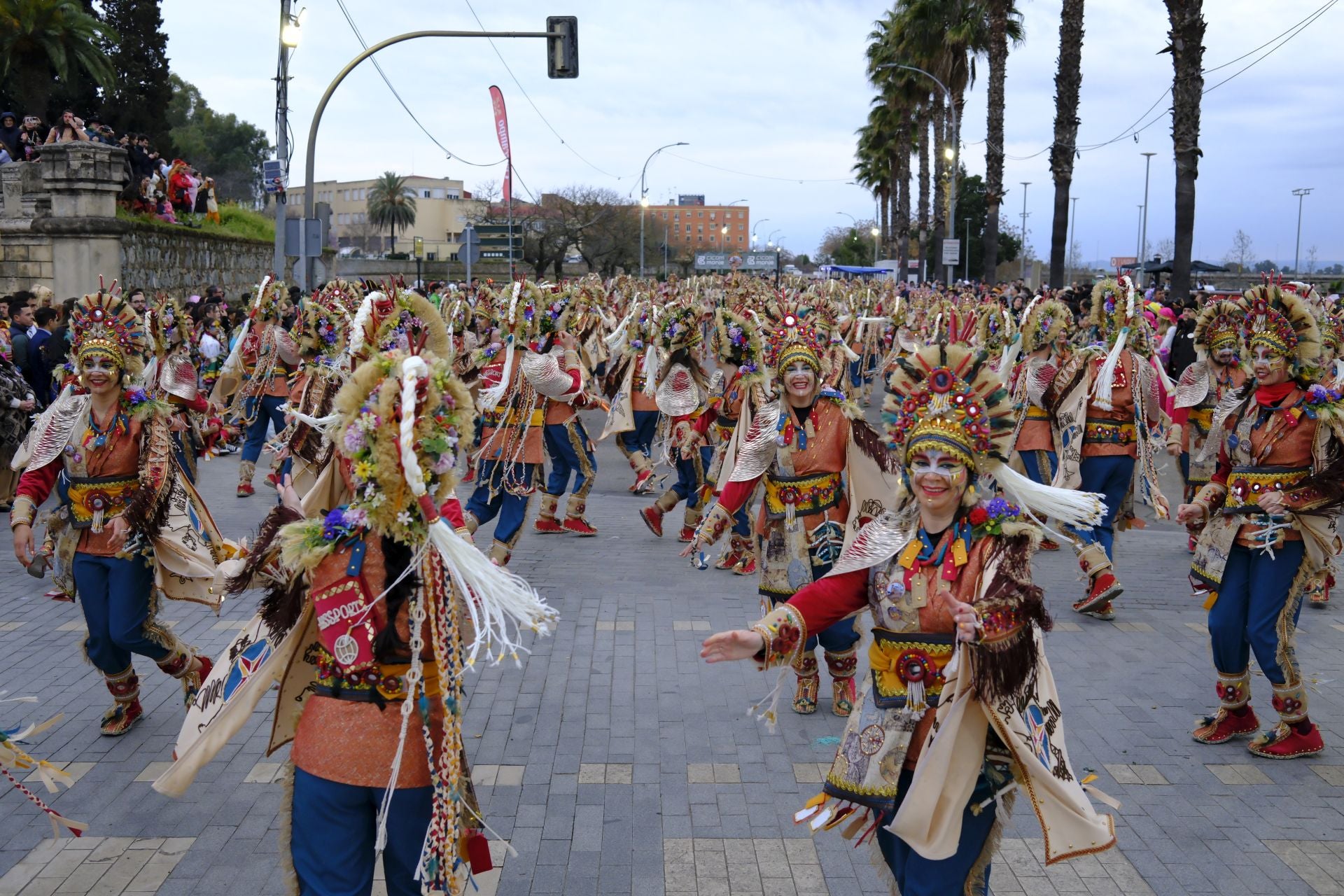 El desfile de comparsas de este sábado en el Carnaval de Badajoz 2025, en imágenes