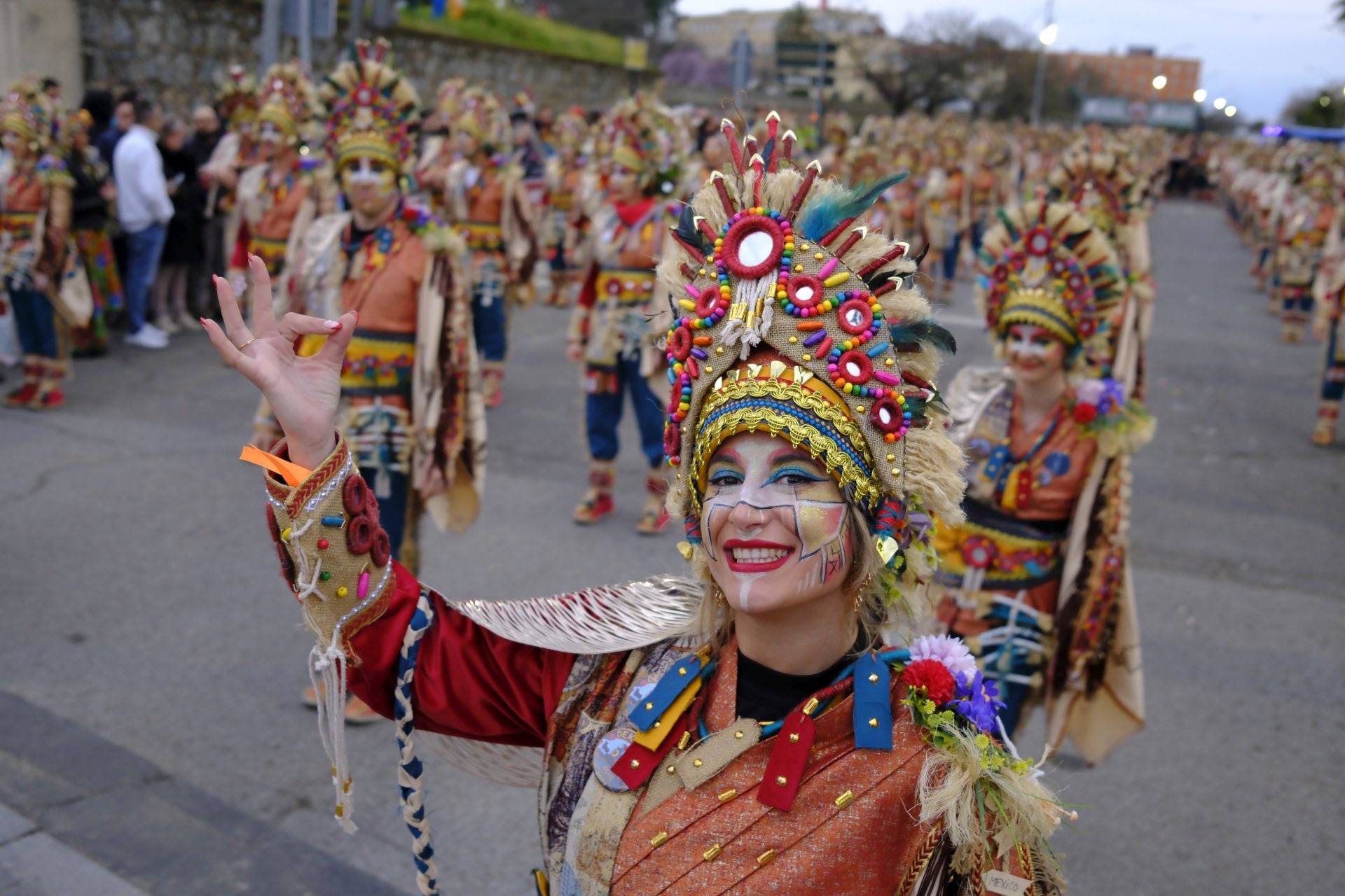 El desfile de comparsas de este sábado en el Carnaval de Badajoz 2025, en imágenes