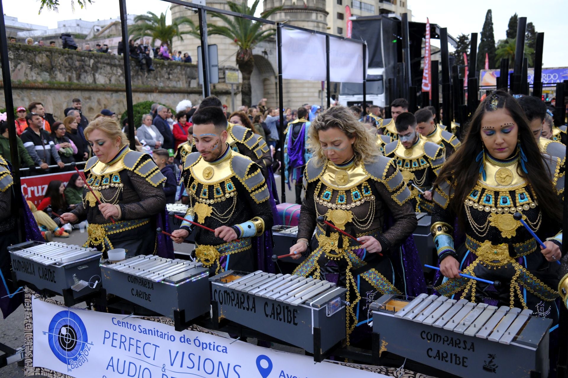 El desfile de comparsas de este sábado en el Carnaval de Badajoz 2025, en imágenes