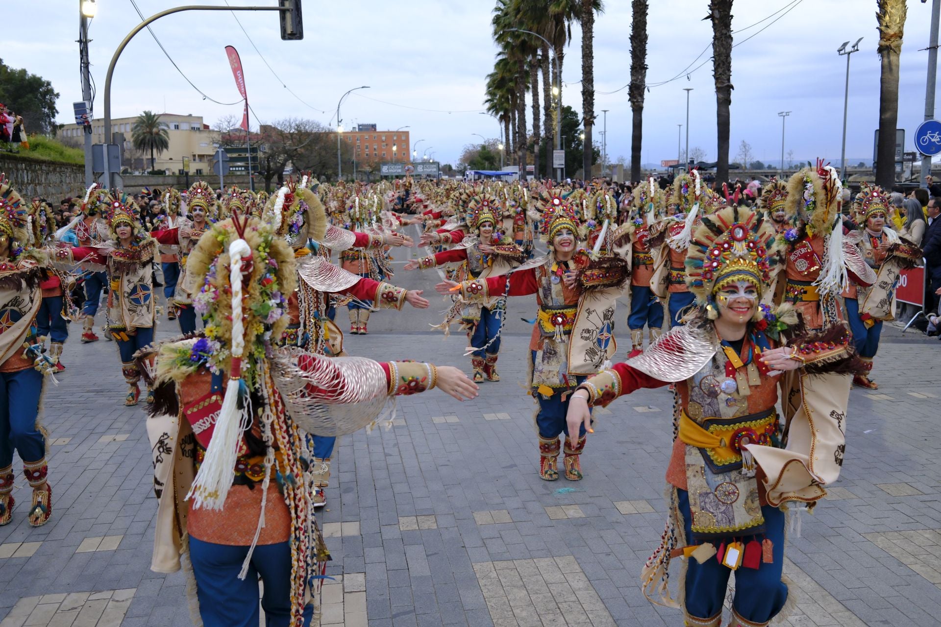 El desfile de comparsas de este sábado en el Carnaval de Badajoz 2025, en imágenes