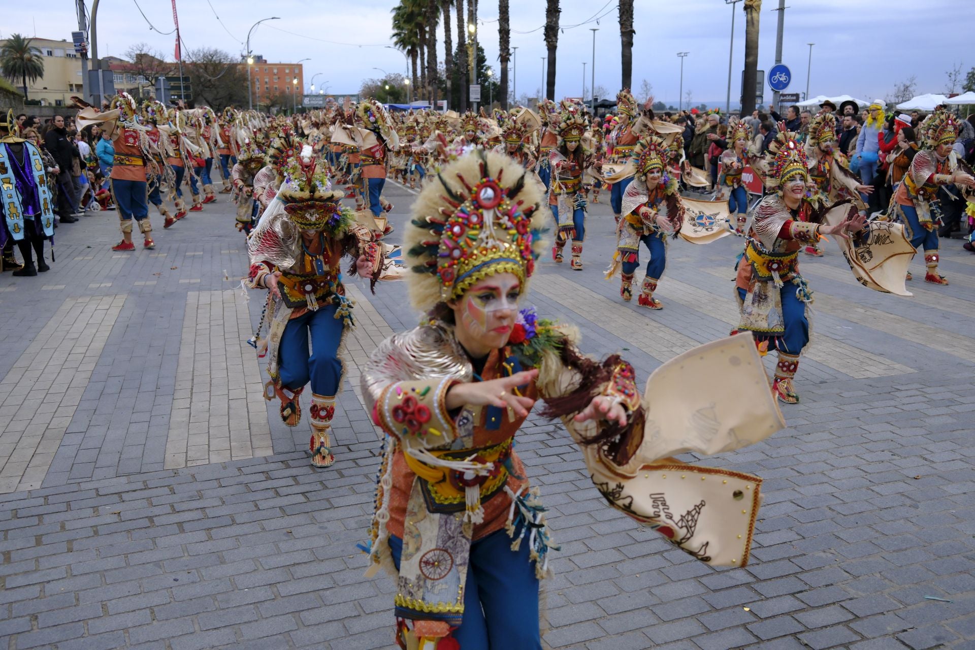 El desfile de comparsas de este sábado en el Carnaval de Badajoz 2025, en imágenes