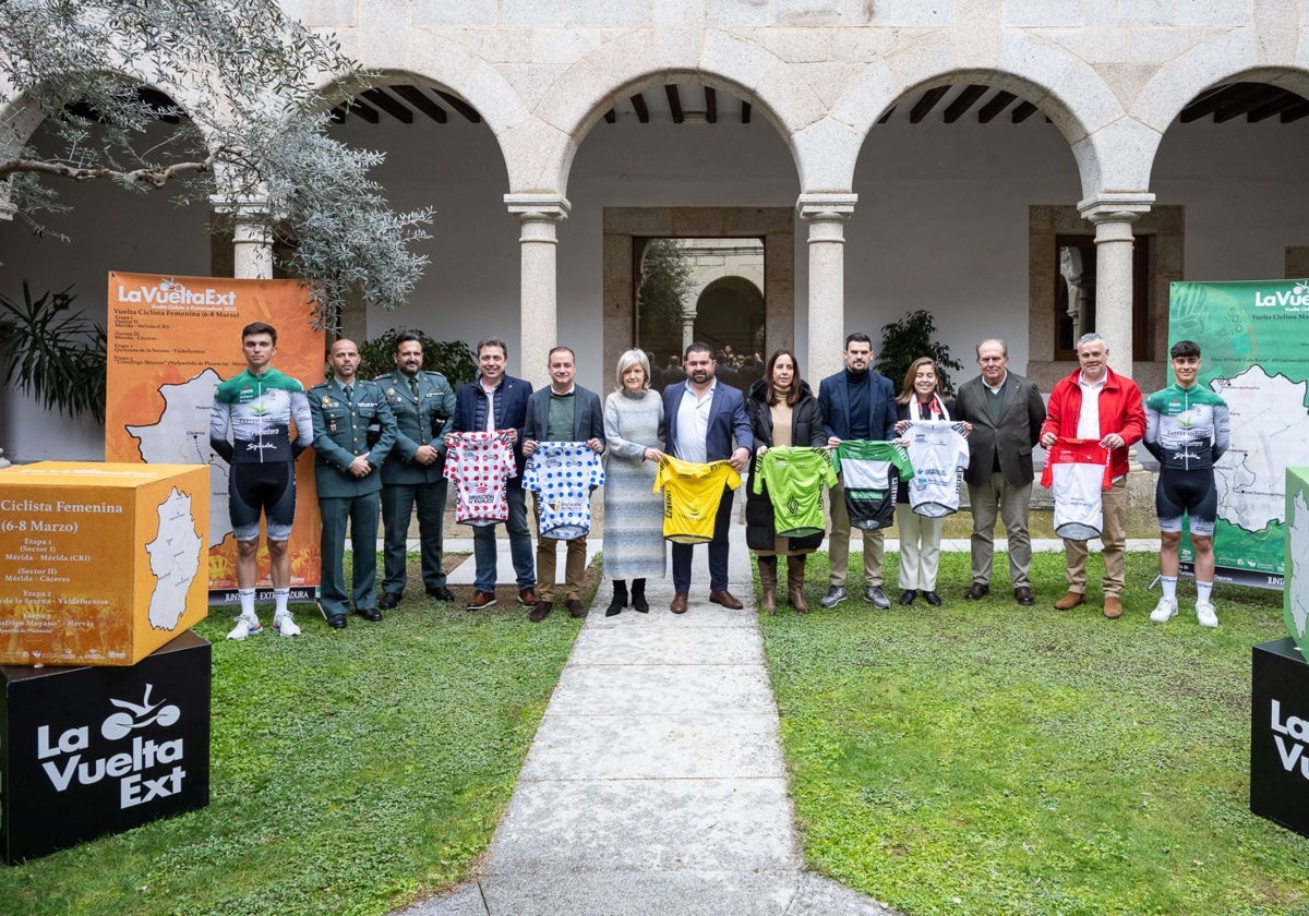 Autoridades durante la presentación de la Vuelta a Extremadura en Mérida.