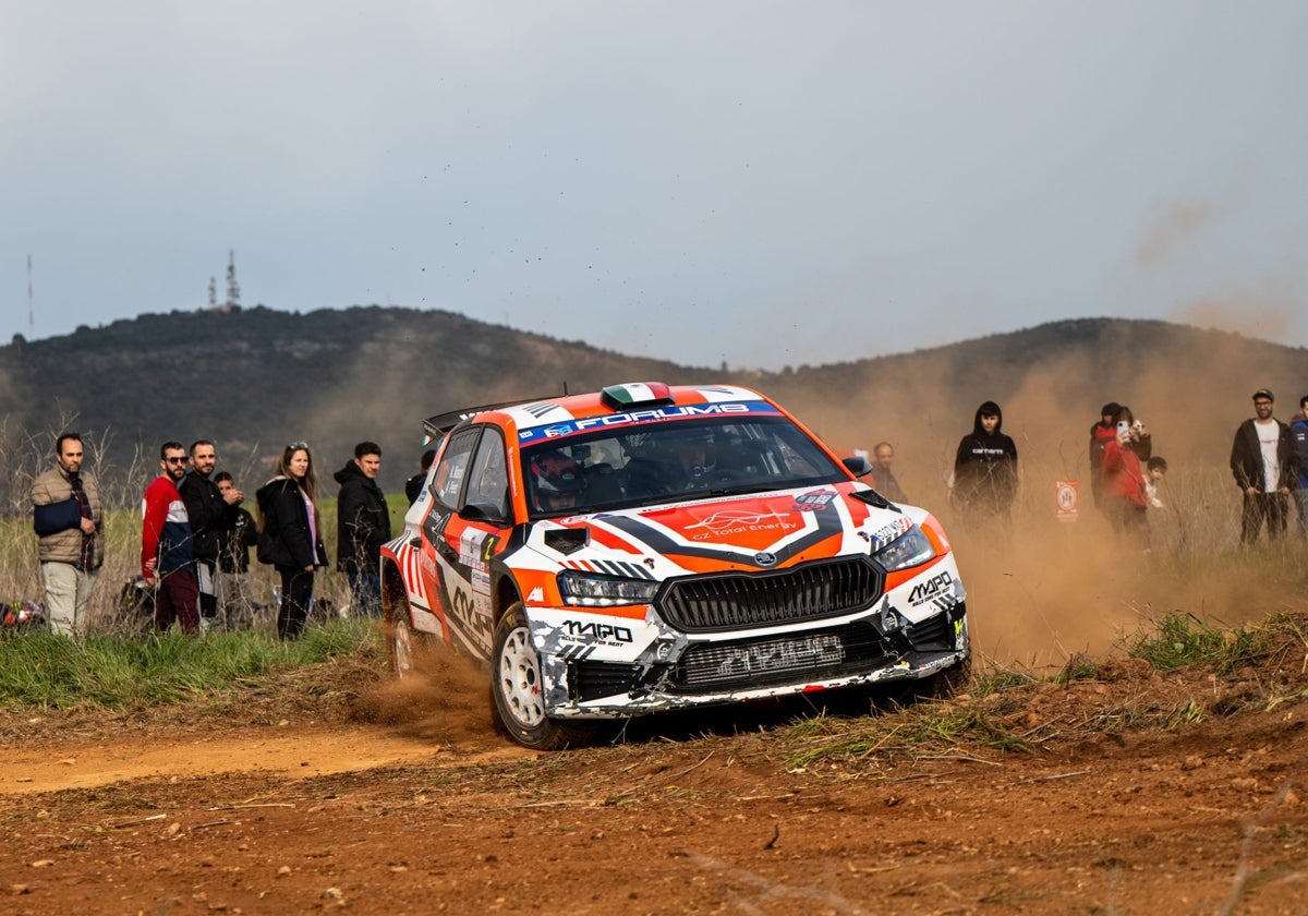 Alejandro Mauro y Adrián Pérez con su Skoda Fabia durante el tramo disputado junto al recinto ferial de Cáceres.