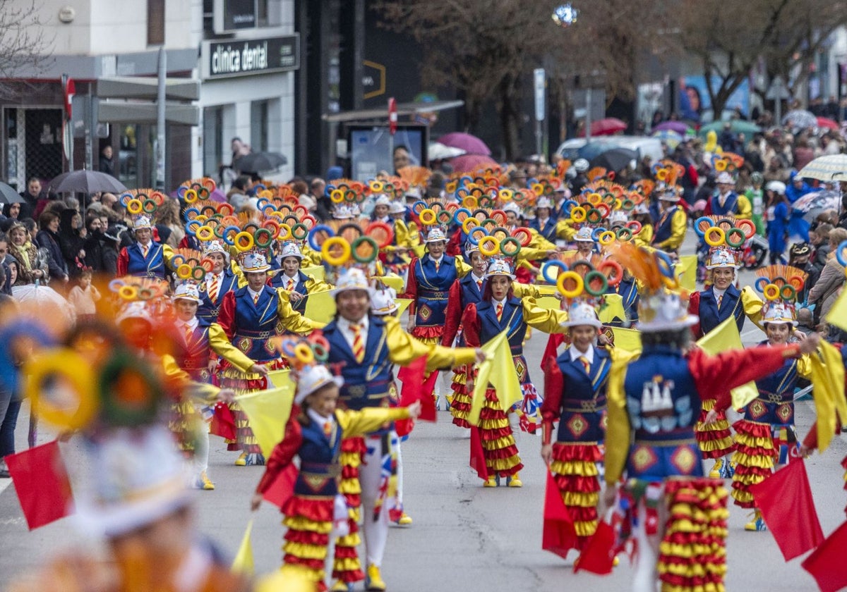 Integrantes de Takicardia, la comparsa ganadora del desfile de Cáceres.