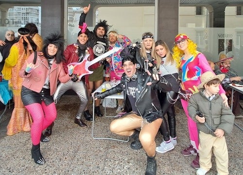 Tribus de todos los tipos y colores invaden el centro de Badajoz el sábado de Carnaval