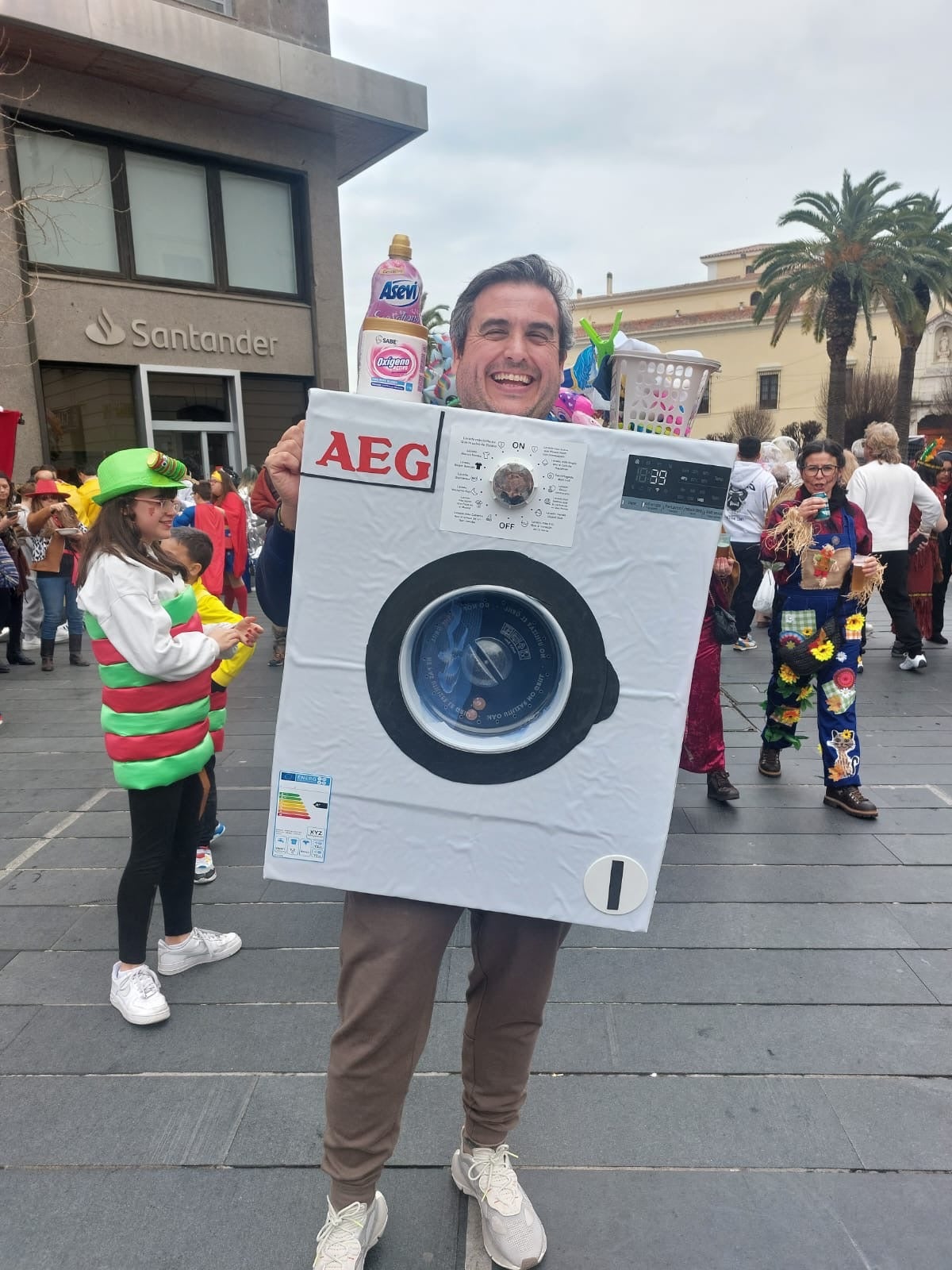 Originales disfraces en las calles de Badajoz. Aquí uno que ha dejado la lavadora puesta y se la ha llevado de fiesta